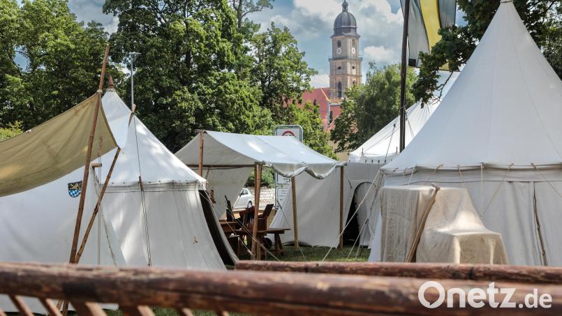 Die Zeltstadt am Maxplatz steht schon, am Donnerstag ab 16 Uhr dürfen dann auch die Besucher zum viertägigen Brunnenfest kommen. Bild: Wolfgang Steinbacher