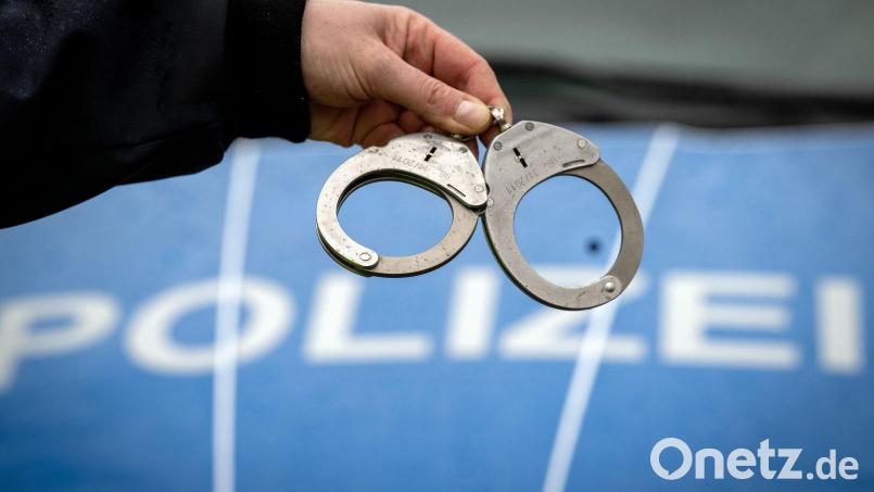 Beamte hatten am Dienstag einen gesuchten Mann aufgrund eines Hinweises durch das Bundeskriminalamt im Landkreis Cham festgenommen. Bild: Soeren Stache/dpa
