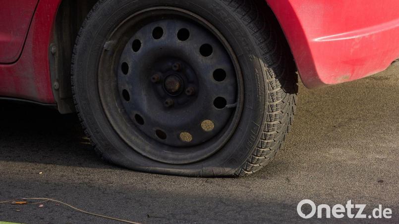 An drei Autos hat ein Unbekannter Reifen beschädigt. Symbolbild: Thomas Frey/dpa