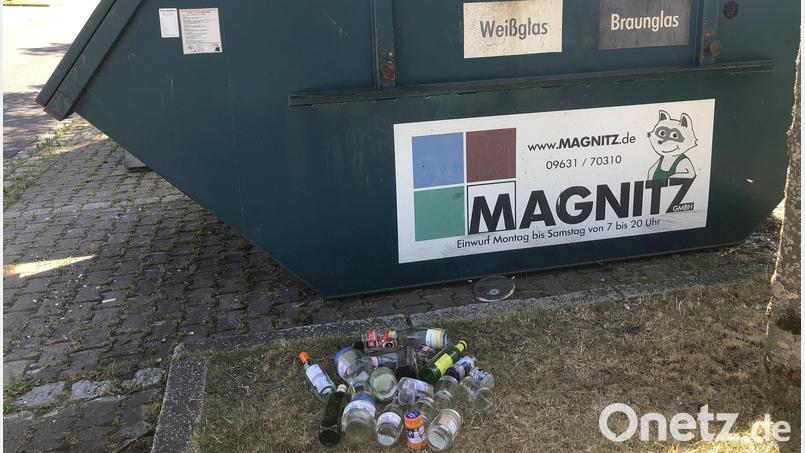 Der Glascontainer am Berufsschulparkplatz war nahezu leer. Trotzdem wurden davor leere Flaschen und Gläser hingeworfen. Bild: wro