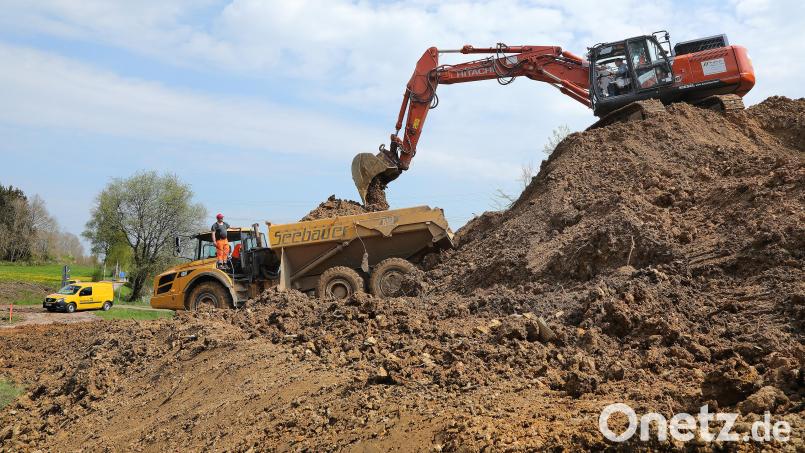 Momentan ist es noch eine kleine Baustelle zum Start eines 44-Millionen-Euro Projekts: Bei Theuern haben die Bauarbeiten an den ersten Brücke für die Westumgehung von Kümmersbruck begonnen. Bild: Wolfgang Steinbacher