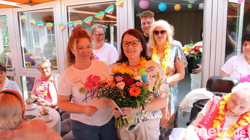 In den Ruhestand verabschiedete die neue Heimleiterin Kathrin Schürner Angelika Bösl (beide stehend im Vordergrund), Glückwünsche empfing Brigitte Fritsch (rechts hinter Angelika Bösl) für 20 Jahre Dienst. Neuer Pflegedienstleiter ist Thomas Bendl-Meinhardt (stehend, ganz hinten). Bild: Bernhard Piegsa