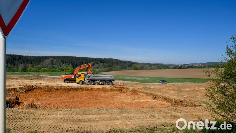 Von der Vilstalstraße bei der Autobahnauffahrt Amberg-West sieht man die Baustelle für die zweite Brücke der Kümmersbrucker Westumgehung. Wer hier Richtung Theuern abbiegt, kommt direkt daran vorbei. Bild: Petra Hartl