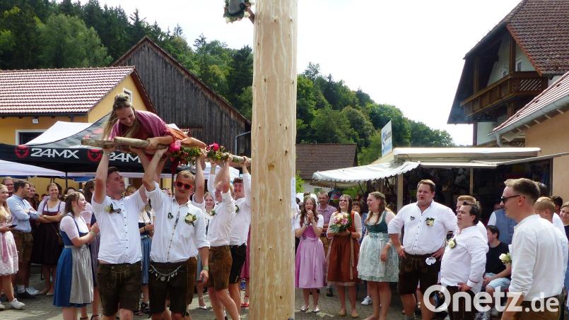 Das Heimhofer Oberkirwamoidl Celine Weigl hat einen beschwerlichen Weg, um an den Burschenhut zu gelangen. Bild: jp