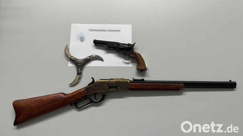 Einen Revolver, eine Jagdbüchse und einen verbotenen Wurfstern fanden Polizeibeamte in der Wohnung eines 65-Jährigen. Bild: Polizeiinspektion Schwandorf/exb