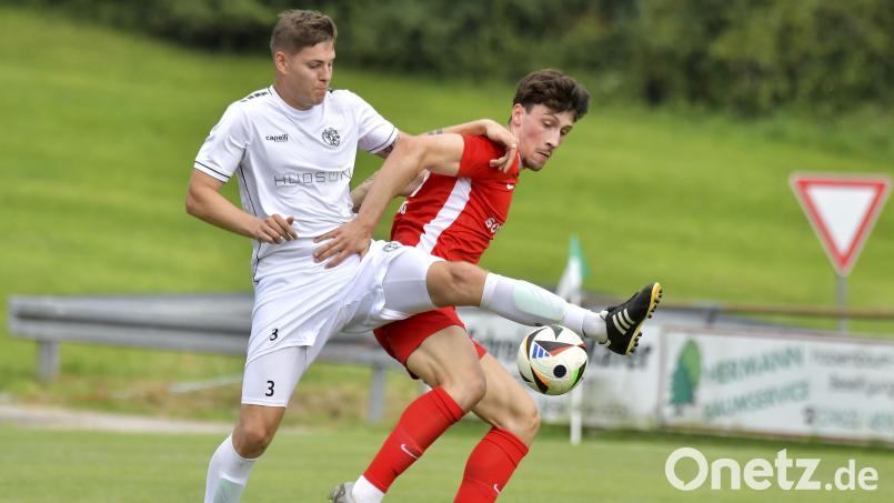 Fabian Vogl (links) von der DJK Gebenbach kann in dieser Szene seinen Erlanger Gegenspieler vom Ball trennen. Die Gebenbacher verloren zuletzt die Heimpartie mit 1:2 und sind nun in Zugzwang. Am Freitag geht&#039;s zum TSV Neudrossenfeld. Archivbild: Hubert Ziegler