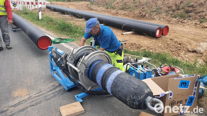 Eine Spülbohrung unter der Staatsstraße bei Schwenderöd vermeidet eine offene Bauweise im Rohrgraben, und der Straßenverkehr kann ohne Einschränkung weiterlaufen. Bild: ge
