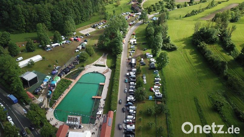 Der bereits genutzte Campingbereich im oberen Teil des Bildes soll vom Naturbad abgetrennt und mit einer eigenen Infrastruktur aufgewertet werden. Bild: Marktwerke Königstein/exb