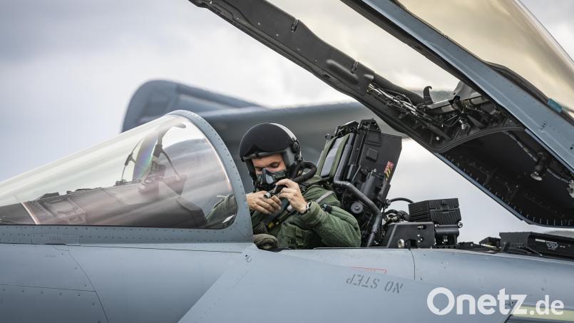 Ein bisschen &quot;Top Gun&quot; aus Krummennaab (Landkreis Tirschenreuth): Der gebürtige Oberpfälzer Marco Brunhofer ist einer der besten Eurofighter-Piloten Deutschlands. Die Hollywoodfilme mit Tom Cruise als obercoolen Kampfpiloten in der Hauptrolle seien, so der echte Pilot, an vielen Stellen total unrealistisch. Bild: Luftwaffe/Francis Hildemann