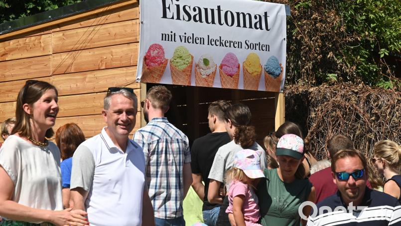 Massenandrang herrscht am neuen Eisautomaten am Poppenrichter Dorfplatz, nicht nur, als es Gratiseis gibt. Lisa Neidl (links) bedankt sich bei Bürgermeister Hermann Böhm (Zweiter von links), dass die Gemeinde den Eisautomaten „unbürokratisch“ genehmigt hatte. Bild: gf