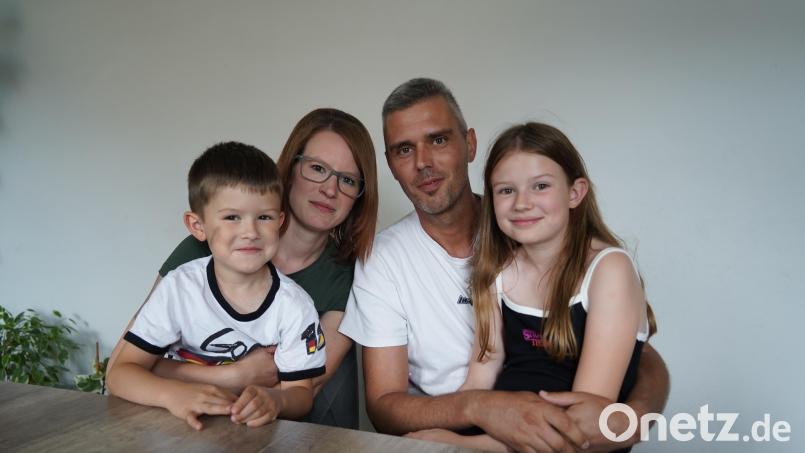 Familie Heindl aus Erbendorf. Bei Vater Petr wurde Anfang Mai Bauchspeicheldrüsenkrebs festgestellt. Zusammen mit Sohn Elias, Ehefrau Jessica und Tochter Emelie möchte er jeden Moment genießen – denn seine Prognose sieht nicht gut aus. Bild: kaz