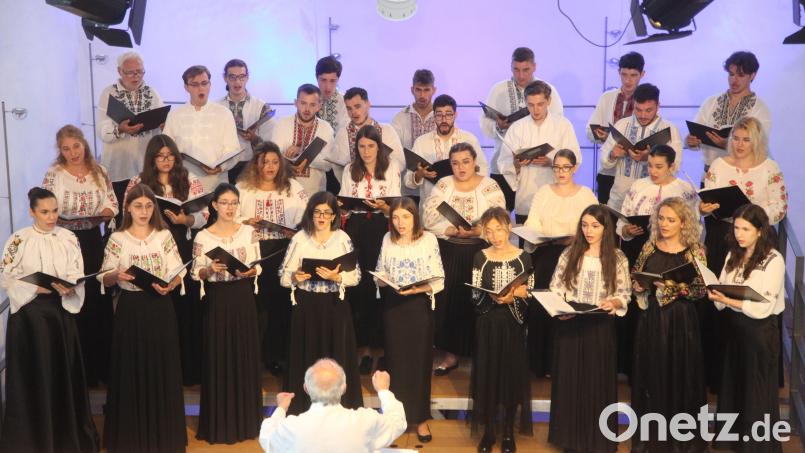 Der rumänische Kammerchor „Capella Transylvania“ nimmt am Festival junger Künstler in Bayreuth teil und gab am Donnerstag in der Marienkirche in Nabburg ein Konzert. Bild: Hirsch