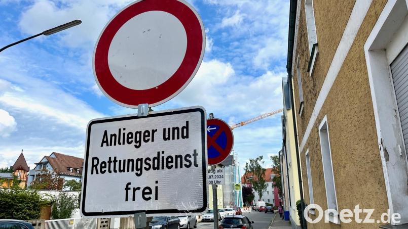 Seit Mittwoch hängt das &quot;Anlieger-frei-Schild&quot; an der Weidener Königstraße. Viele Autofahrer halten sich aber nicht daran. Im Hintergrund staut es sich bereits. Bild: Gabi Schönberger