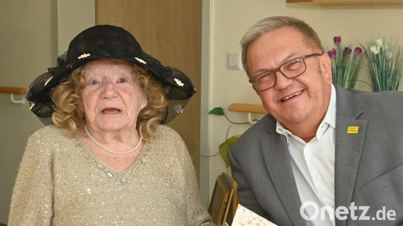 Ambergs Bürgermeister Martin Preuß gratulierte Elsbeth Köhler zum 100. Geburtstag. Bild: gf