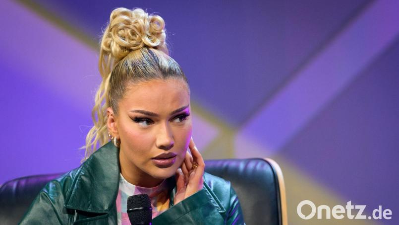 Weiter auf Platz eins mit „Bauch Beine Po“-Training: Shirin David. (Archivbild) Bild: Jonas Walzberg/dpa