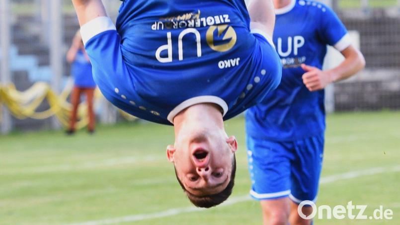 Patryk Bytomski feiert seinen Führungstreffer mit einem Salto. Die Haltungsnoten waren perfekt. Bild: ssl