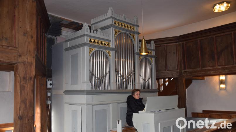 Die älteste erhaltene Orgel von Paulus Götz steht in der Kürmreuther Kirche. Elsbeth Maderer spielt sie regelmäßig. Bild: hdk