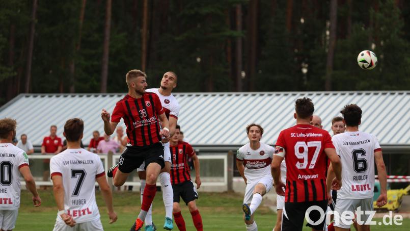 Der SC Luhe-Wildenau will gegen den TV Parsberg den ersten Saisondreier einfahren. Im bisher einzigen Heimspiel stand zum Saisonauftakt ein Remis gegen den SSV Eggenfelden zu Buche. Das Bild zeigt Daniel Ettl beim Kopfball. Archivbild: Dieter Jäschke