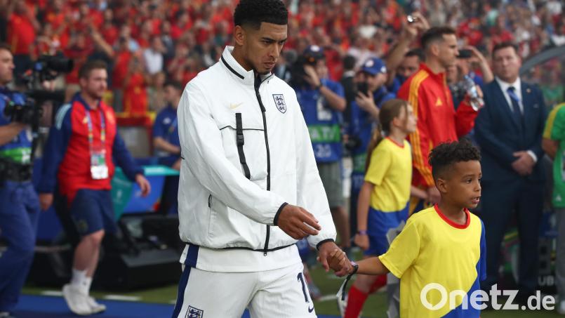Doppeltes Glück für den kleinen Aiden: Beim Fußball-EM-Finale durfte er Einlaufkind sein und sein großes Vorbild, Jude Bellingham, ins Stadion begleiten. Bild: Foto Huebner