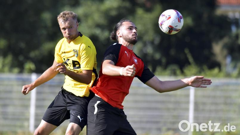 FCA-Spieler Noah Majdic (links, im Spiel gegen den FC Kosova Regensburg) musste in Seebach zwölf Minuten vor Spielende mit der Ampelkarte vom Platz. Bild: Hubert Ziegler