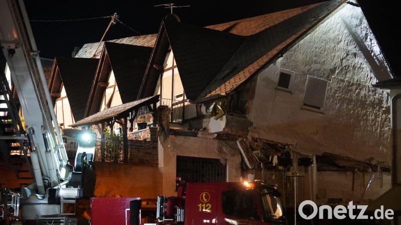 Eine Frau wurde aus den Trümmern gerettet. Bild: Florian Blaes/dpa