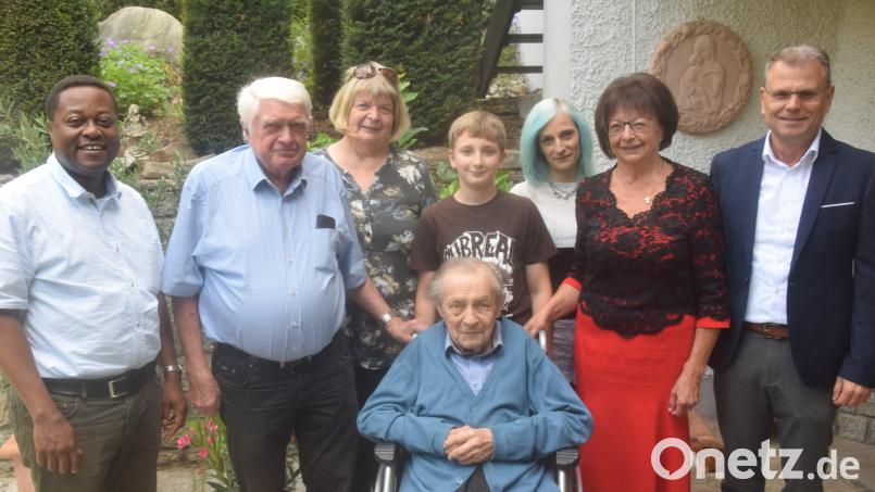 Seit 50 Jahren sind Ingrid (Zweite von rechts) und Manfred Riebl (Zweiter von links) glücklich verheiratet. Bild: fz