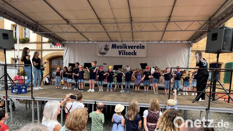 Beim Brunnenfest in der Vilsecker Altstadt begeistern die Kleinsten aus der musikalischen Früherziehung ihre Eltern und viele Besucher mit dem Lied „Wir sind Superhelden“. Bild: Stefanie Gradl