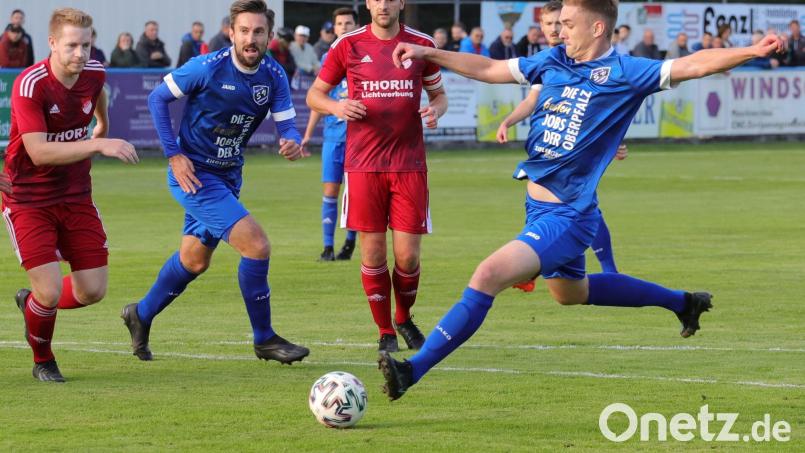 Die Spiele des SV Etzenricht gegen die SpVgg Pfreimd waren in der Vergangenheit immer hart umkämpft. Auf dem Bild aus dem vergangenen Jahr erzielt Mirko Griesbeck (rechts) einen Treffer für die Etzenrichter. Bild: war