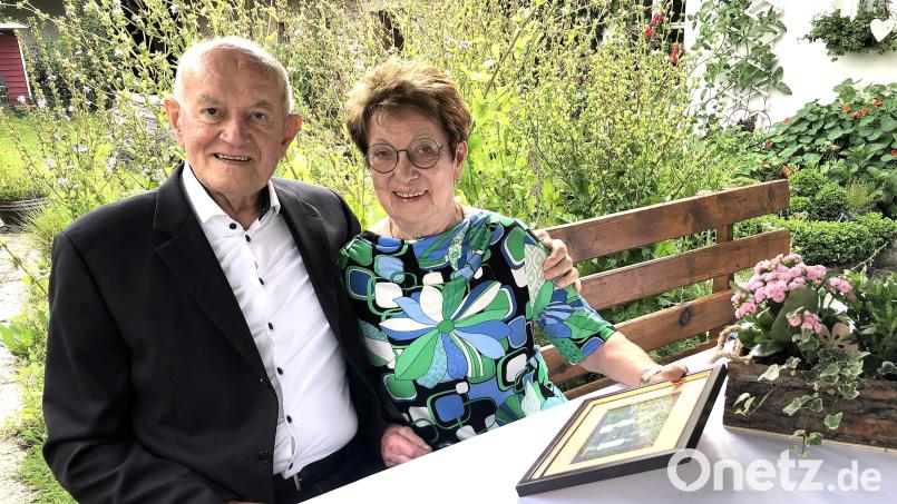 Auch am Jubeltag fanden Erna und Engelbert Weis aus Pirk Zeit, um in Erinnerungen zu schwelgen. Gerne sehen sie sich alte Familienfotos an. Bild: wro
