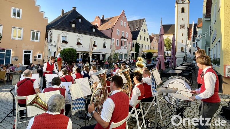 Die VHS-Jugendblaskapelle spielt zum Auftakt der Feierabend-Klänge auf dem Schwandorfer Marktplatz. Bild: Götz