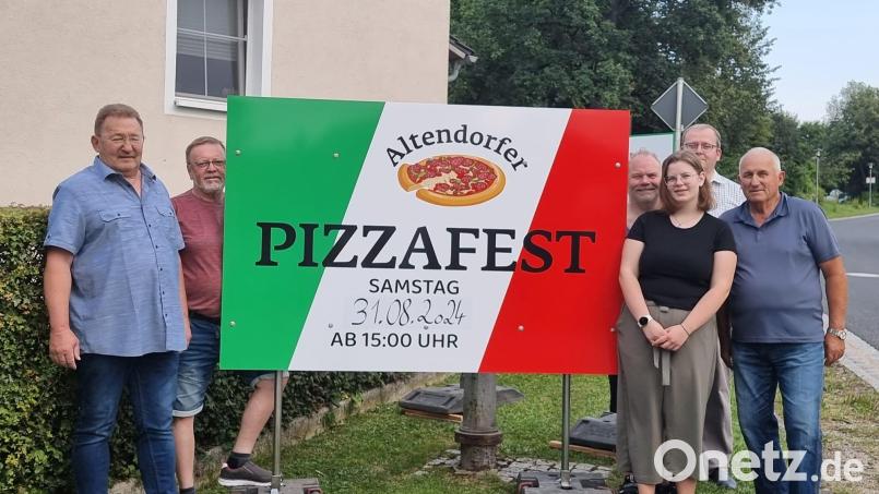 Für die gute Sache die Werbetrommel rühren: Für ihr Pizzafest am 31. August gehen die Altendorfer buchstäblich auf die Straße. Bestellungen können ab 16. August aufgegeben werden. Bild: Dorfgemeinschaft Altendorf/exb