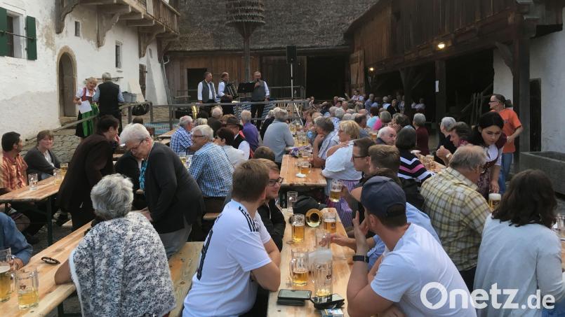 Im „Edelmannshof“ in Perschen wird zünftig aufgespielt – beim Musikantenstammtisch an Mariä Himmelfahrt. Bild: Freilandmuseum Oberpfalz/Felix Schäffer