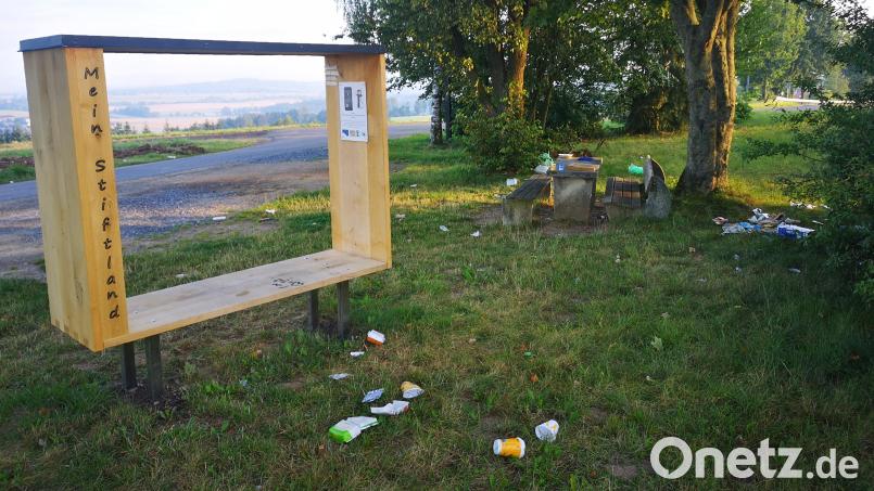 Mit Müll übersät war am frühen Freitagmorgen, 9. August, die Grünanlage am Parkplatz an der Kreisstraße TIR40 bei Leonberg. Der Bereich ist wegen des herrlichen Ausblicks sehr beliebt, aufgestellt wurde deshalb ein Fotorahmen aus Holz. Bild: lnz