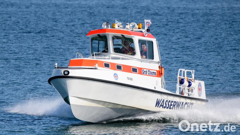 Rettungsboot der Wasserwacht durchpflügt den Chiemsees. Ein solches Szenario bot sich, als mehrere Wassersportler in Seenot gerieten. (Archivbild) Bild: Matthias Balk/dpa