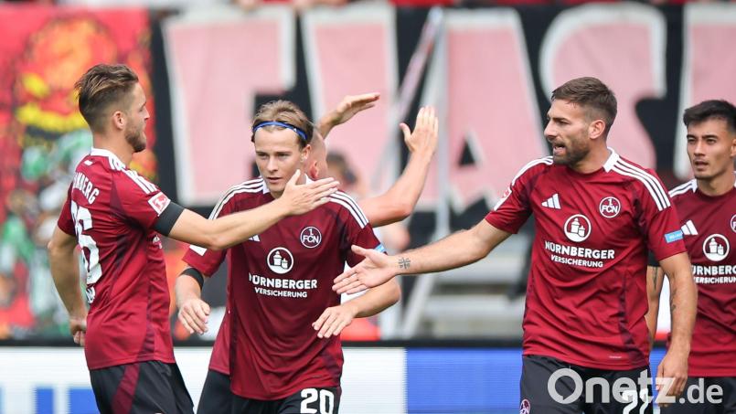 Der Nürnberger Lukas Schleimer (links) jubelt mit seinen Kollegen über seinen Treffer zum 1:1. Bild: Daniel Karmann