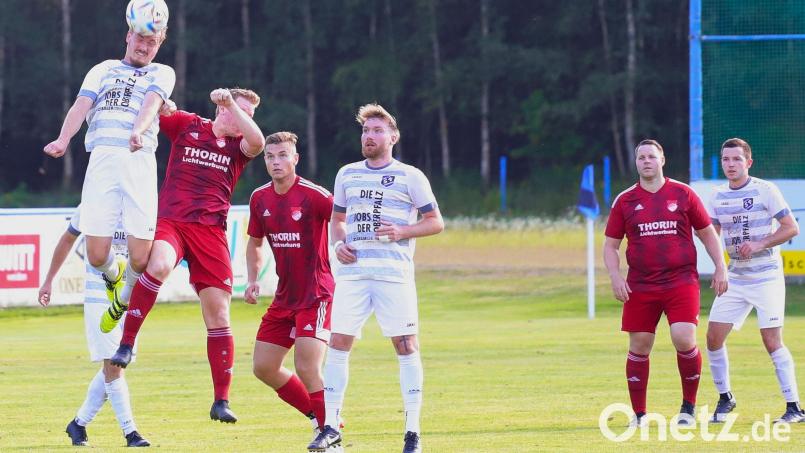 Lufthoheit für Martin Pasieka: Zwei seiner drei Tore beim 6:0 gegen Pfreimd erzielte der Etzenrichter Goalgetter per Kopf. Bild: war