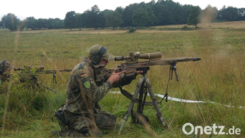Zwei deutsche Bundeswehr-Soldaten schießen auf bewegliche Ziele in rund 350 Meter Entfernung. Auf dem Truppenübungsplatz Hohenfels messen sich Scharfschützen von 19 verschiedenen Ländern. Bild: jut
