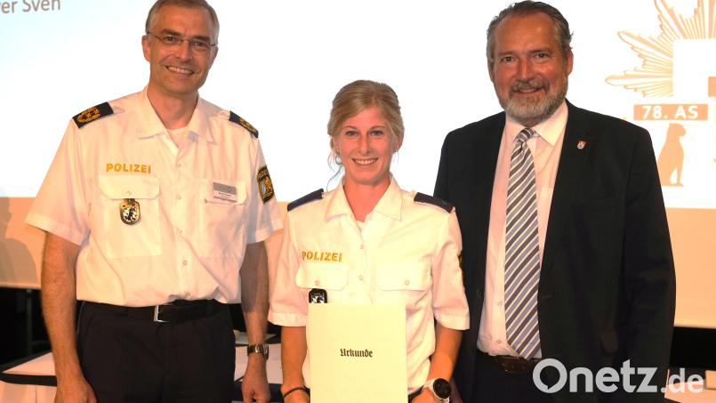 Polizeipräsident Michael Dibowski (links) und Bürgermeister Frank Zeitler (rechts) zeichnen Carina Prey (Mitte) für ihre sportlichen Leistungen während der Polizeiausbildung aus. Bild: Hirsch