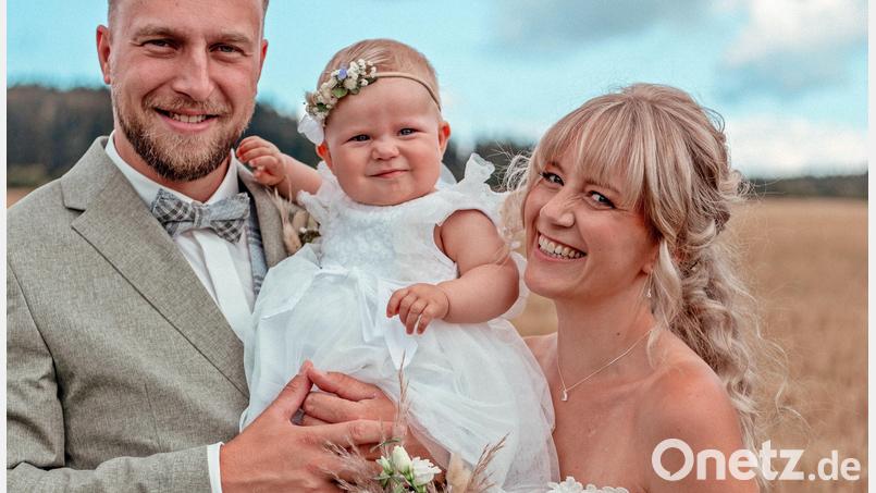 Großer Tag für die Familie Melzner. Im Rahmen der Feierlichkeiten erhielt auch Töchterchen Clara das Sakrament der Taufe. Bild: Lucienne Lorenz/@lucielorenz_photography