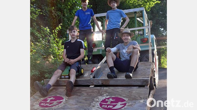 Hobbyhandwerker aus den Reihen der KLJB haben für das Bobbycar-Rennen in Münchenreuth eine Startrampe gebaut, die sogar KLJB-Logos trägt. Bild: Lukas Forster/exb