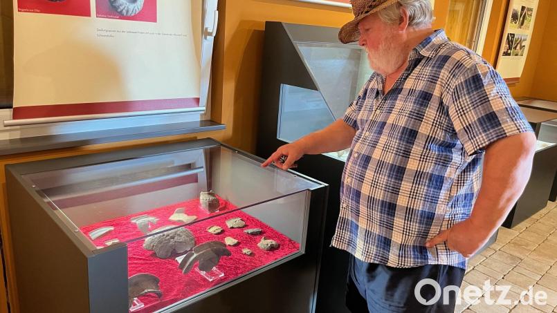 Im Dokuzentrum Slawische Siedlung deutet Heinrich Schwarz auf Tonscherben hin. Was ihn fasziniert, sind die augenfälligen Unterschiede der Keramik von rau bis fein. Bild: ihl