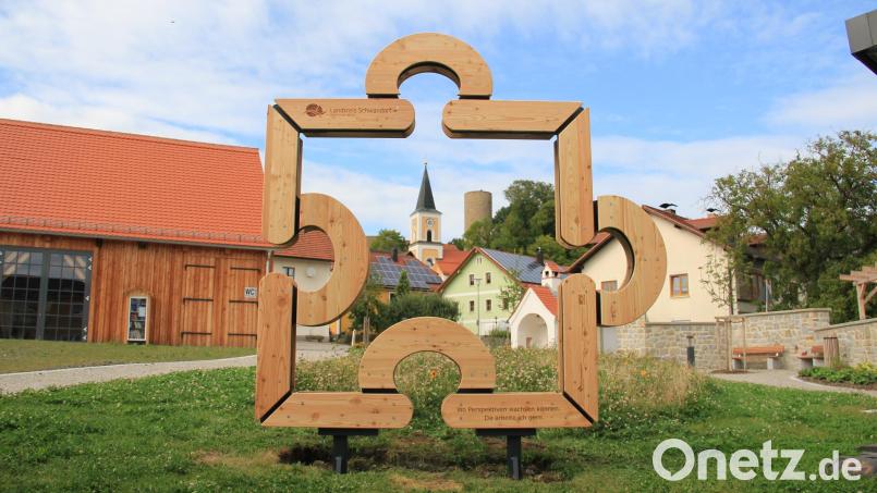 Die Puzzleteile stehen an drei Orten im Landkreis Schwandorf. Bild: Veronika Kiener, Regionalmanagement des Landkreises Schwandorf/exb