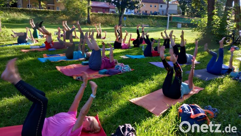 Bewegung für Körper und Geist: Das Thema des Yoga-Kurses im ehemaligen Sulzbacher Stadtbad lautet an diesem Abend „Flow Yoga für eine stabile Körpermitte“. Es sind Neulinge dabei, aber auch Teilnehmer mit Yoga-Erfahrung. Unter rund 20 Frauen war jedoch nur ein Mann. Bild: hka