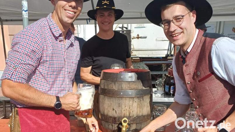 Beim 48. Marktplatzfest bewies LTC David Ryan (links) unter den Augen von Schlossbrauerei-Chef Sebastian Dorfner (rechts) und Musikzugvorstand Maximilian Stein (Mitte) ein sicheres Händchen beim Anzapfen des erstes Festbierfasses. Bild: u