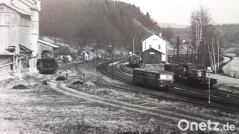 Schon Anfang der 1970er-Jahre zeichnete sich der Niedergang ab: Hier verlässt ein Schienenbus der Bau-Reihe 795/995 den Bahnhof in Richtung Mitterteich, das Bahngelände hatte wegen der Verladungen eine erhebliche Ausdehnung. Archivbild: Dr. Christian Arbeiter/exb