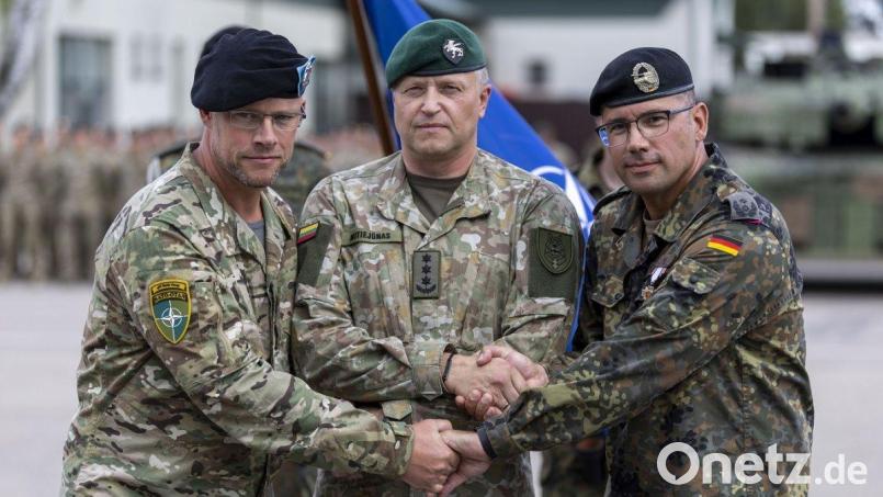 Der Pfreimder Kommandeur Marek Krüger, (rechts) übergibt das Kommando über die Nato-Battlegroup in Rukla an Oberstleutant Sebastaan Schillemans (links). Dabei ist auch der Vertreter der litauischen Armee Oberst Aurelijus Motiejūnas. Bild: Sgt Spc Karolis Kavolėlis.