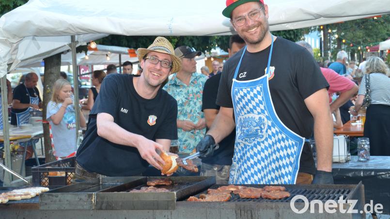 Selbst am heißen Grill haben die SpVgg-Fußballer Spaß. Bild: dob