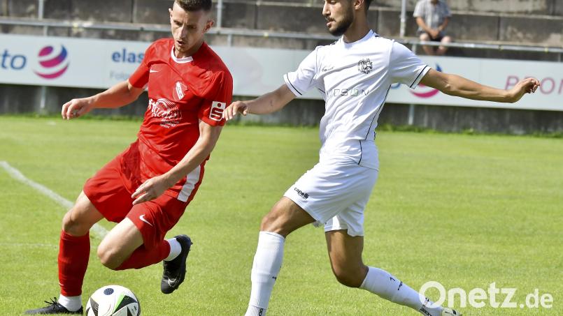 Fatih Boynuegrioglu (rechts. im Spiel gegen Erlangen) erzielte beim 1:1 in Neudrossenfeld den Gebenbacher Treffer. Archivbild: Hubert Ziegler