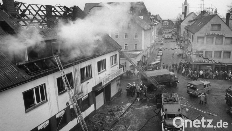 Löscharbeiten der Feuerwehr am 17.12.1988 an einem Haus in Schwandorf Oberpfalz. Der 17. Dezember 1988 ist ein schwarzer Tag in der Geschichte der oberpfälzischen Stadt Schwandorf. Ein Neonazi verübte damals einen Brandanschlag, vier Menschen starben. Archivbild: Gerhard Götz/dpa