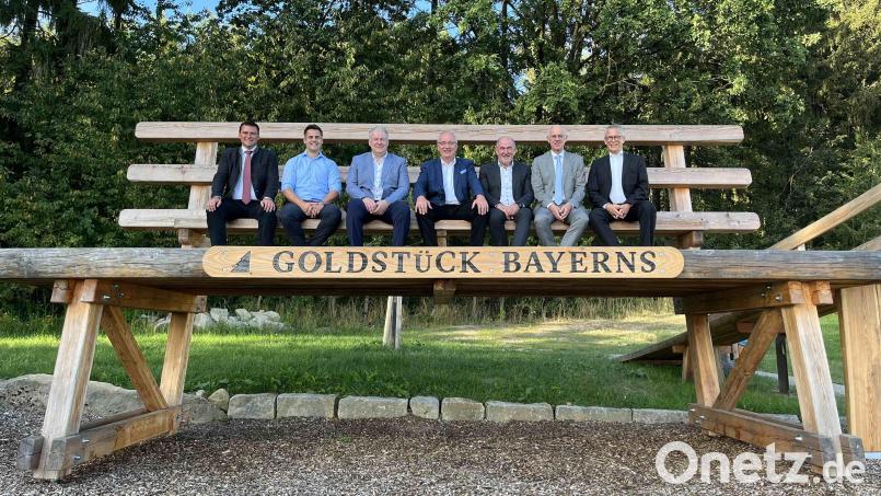 Die Oberpfälzer Landräte – hier auf der großen Panoramabank – besprachen in Oberviechtach Themen, die den Menschen unter den Nägeln brennen. Im Bild von links: Landrat Thomas Ebeling (Schwandorf), Bürgermeister Rudolf J. Teplitzky (Oberviechtach), Landrat Richard Reisinger (Amberg-Sulzbach), Landrat Franz Löffler (Cham), Landrat Willibald Gailler (Neumarkt), Regierungspräsident Walter Jonas und Klaus Schulenburg (Bayerischer Landkreistag). Bild: Christine Holleder /exb